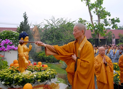 Su thay tien hanh nghi le tam Phat